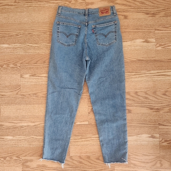 EUC Levi's Mom Jean, Size 28 - Picture 5 of 9